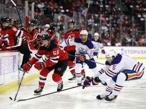 Erik Haula des Devils du New Jersey et Cody Ceci des Oilers d'Edmonton s'affrontent pour la rondelle lors de la 2e période du match au Prudential Center le 21 novembre 2022 à Newark, New Jersey.