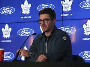 Le directeur général des Maple Leafs de Toronto, Kyle Dubas, parle sur le podium de la saison à venir et de ses attentes envers ses joueurs le mercredi 21 septembre 2022.