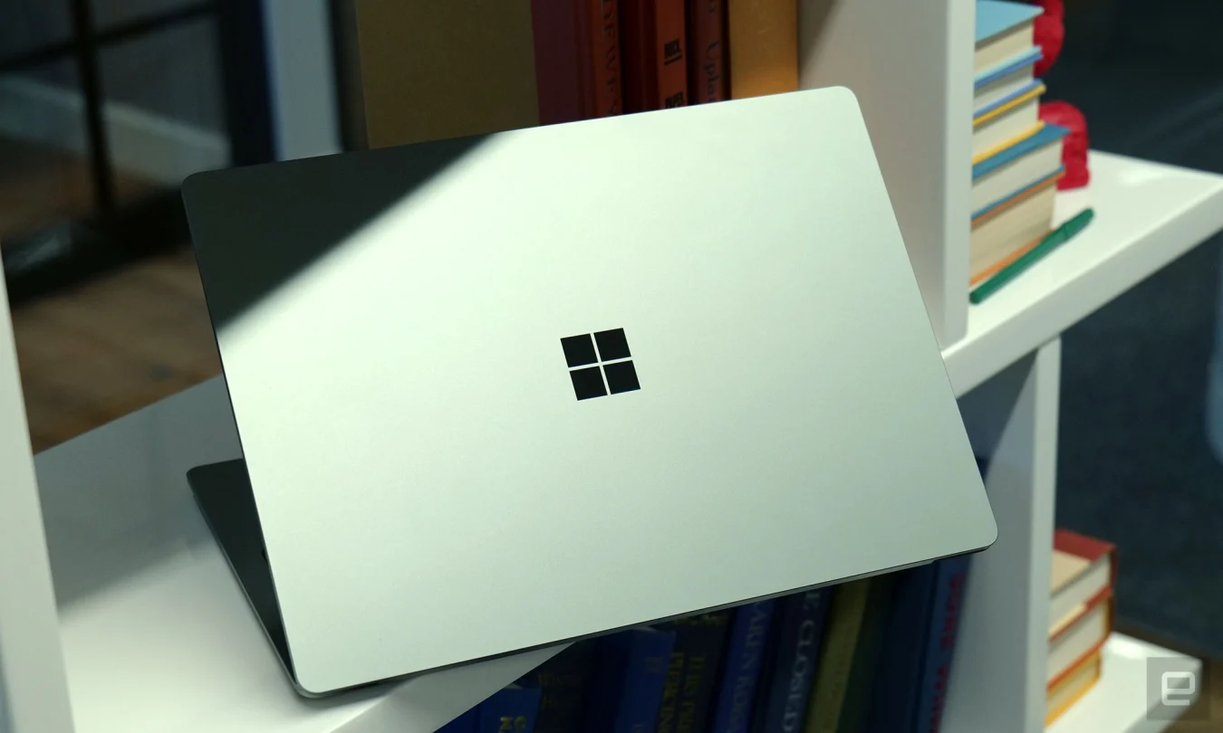 La couleur du Surface Laptop 5 vert sauge change beaucoup en fonction des conditions d'éclairage, même si vous obtenez toujours le même châssis en aluminium qu'auparavant. 