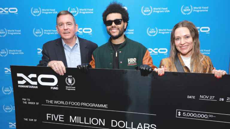 The Weeknd dévoile les dates de la tournée européenne et latino-américaine de 2023 et présente un chèque de 5 millions de dollars au Programme alimentaire mondial
	
	
