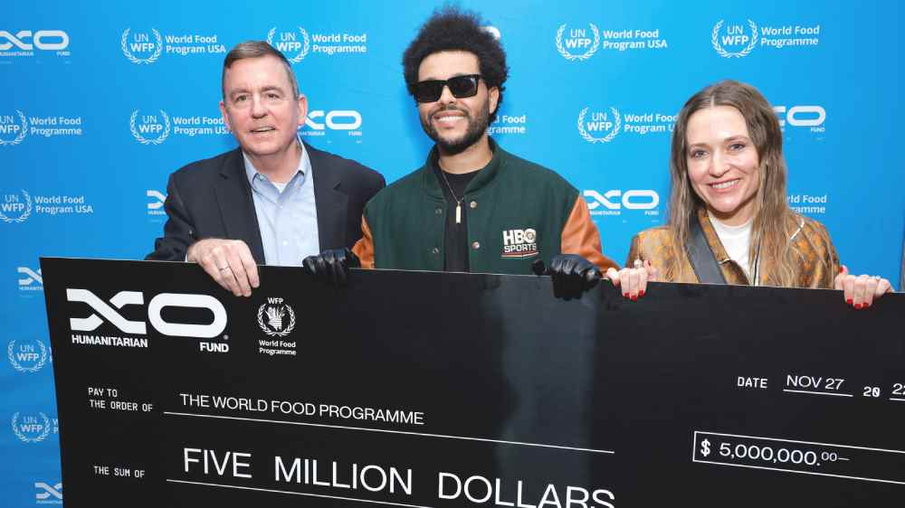 The Weeknd dévoile les dates de la tournée européenne et latino-américaine de 2023 et présente un chèque de 5 millions de dollars au Programme alimentaire mondial
	
	
