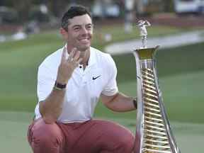 Rory McIlroy, d'Irlande du Nord, pose avec le trophée pour sa quatrième victoire de la saison du DP World Tour après avoir terminé quatrième du DP World Tour Championship à Dubaï, aux Émirats arabes unis, le dimanche 20 novembre 2022.