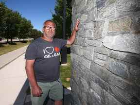 Garry Moyes à l'endroit de Currie Barracks où des plaques honorant les récipiendaires de la Croix de Victoria ont été volées.