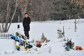 Le premier ministre Justin Trudeau rend hommage aux victimes d'une série de coups de couteau en septembre à la nation crie de James Smith, en Saskatchewan, le 28 novembre 2022.