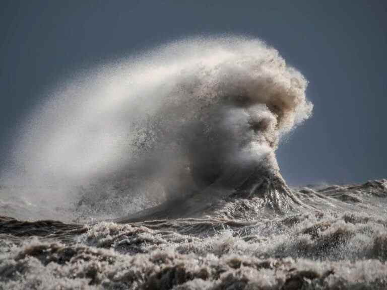 Un Ontarien capture une vague « irréelle » ressemblant à un visage humain