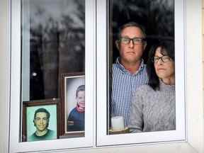 Une photo prise en 2018 montre les parents de Riley Fairholm, Larry Fairholm et Tracy Wing, chez elle à Lac-Brome.