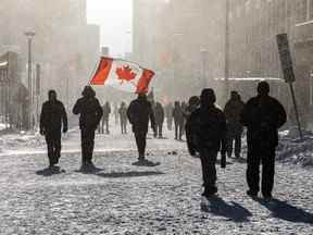 Des policiers de diverses forces à travers le pays se sont réunis pour tenter de mettre fin à l'occupation du « Freedom Convoy » le samedi 19 février 2022.