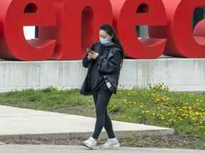 En janvier 2022, le Justice Center for Constitutional Freedoms, représentant deux étudiants, a demandé une injonction judiciaire contre les mandats de vaccin COVID-19 du Seneca College.