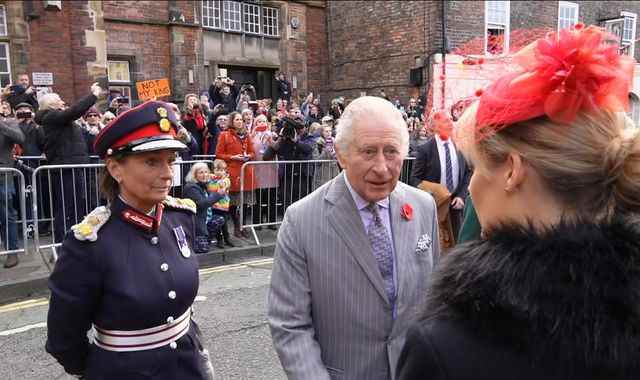 Un homme arrêté après que des œufs ont été jetés sur le roi et la reine consort à York est libéré sous caution