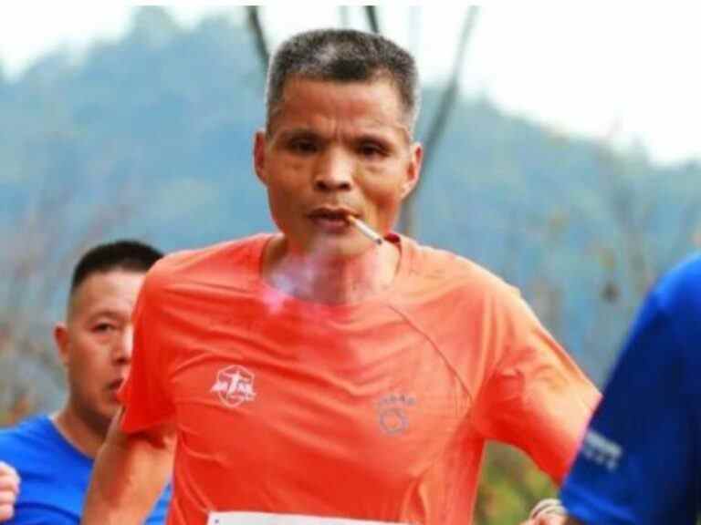 Un homme qui fume à la chaîne court un marathon en Chine en trois heures et demie