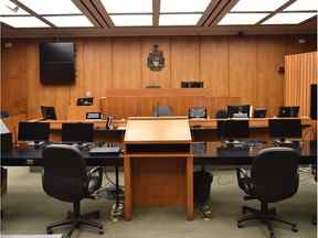 Intérieur d'une salle d'audience de l'Alberta.