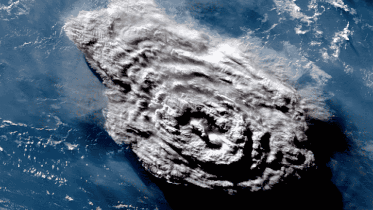 Un puissant volcan sous-marin établit un nouveau record pour le nuage de débris le plus élevé de l'histoire enregistrée
