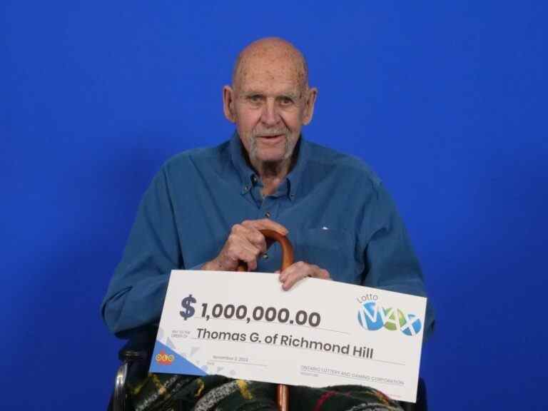 Un rêve de longue date devient réalité alors qu’un homme de 93 ans de la région de Toronto remporte un prix de 1 million de dollars au Lotto Max