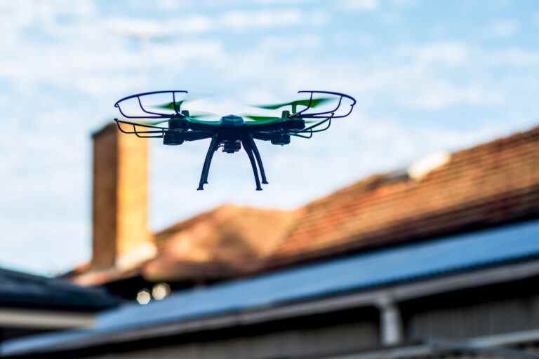 Une faille de sécurité WiFi permet à un drone de suivre les appareils à travers les murs