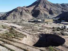 Un gouffre est découvert dans une zone minière près de Tierra Amarilla, à Copiapo, Chili, le 7 août 2022.