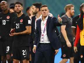 L'entraîneur canadien John Herdman lève le pouce après sa défaite face à la Croatie à la Coupe du monde hier.