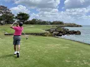 L'écrivain National Golf de Postmedia, Jon McCarthy, frappe 3 bois sur le tee.