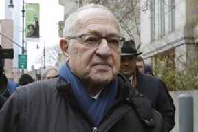 Dans cette photo d'archive du 2 décembre 2019, l'avocat Alan Dershowitz quitte le tribunal fédéral de New York.