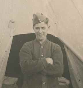 Sdt.  Tony Mastromatteo devant une tente Bell.  Photo gracieuseté des Argyll and Sutherland Highlanders of Canada