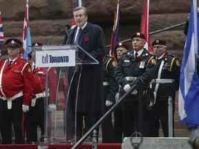 Le maire de Toronto, John Tory, prend la parole lors de la cérémonie du jour du Souvenir au cénotaphe de Toronto à l'ancien hôtel de ville le vendredi 11 novembre 2022.