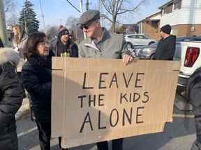 Richard Love tient une pancarte Leave the Kids Alone devant la succursale Terryberry de la bibliothèque publique de Hamilton le jeudi 24 novembre 2022 Joe Warmington/Toronto Sun