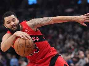 Fred VanVleet des Raptors n'était pas comme d'habitude lors de la défaite à domicile de Toronto contre les 76ers de Philadelphie vendredi.  VanVleet a raté les 11 tentatives de tir, y compris ses huit tirs à trois points, mettant fin à une séquence personnelle de 77 matchs consécutifs avec au moins une marque à trois points.