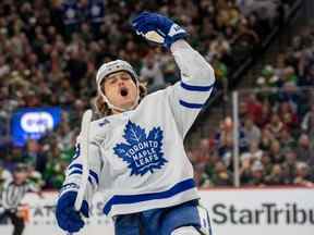 L'ailier droit des Maple Leafs de Toronto William Nylander célèbre après avoir marqué en troisième période contre le Wild du Minnesota au Xcel Energy Center le 25 novembre 2022.