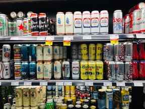 Bières de brasserie artisanale canadienne dans un magasin d'alcools à Montréal.