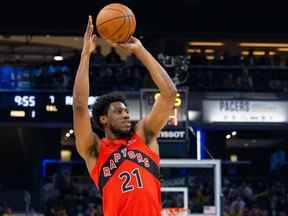 L'attaquant des Toronto Raptors Thaddeus Young tire le ballon au premier quart contre les Indiana Pacers au Gainbridge Fieldhouse.