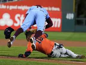 Le joueur de premier but des Phillies de Philadelphie Rhys Hoskins marque Yuli Gurriel des Astros de Houston lors d'une descente lors de la septième manche du match 5 de la Série mondiale de baseball entre les Astros de Houston et les Phillies de Philadelphie le jeudi 3 novembre 2022 à Philadelphie.