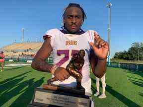 Jeremiah Johnson , joueur de football de 12 ans du Texas tenant le trophée MVP.