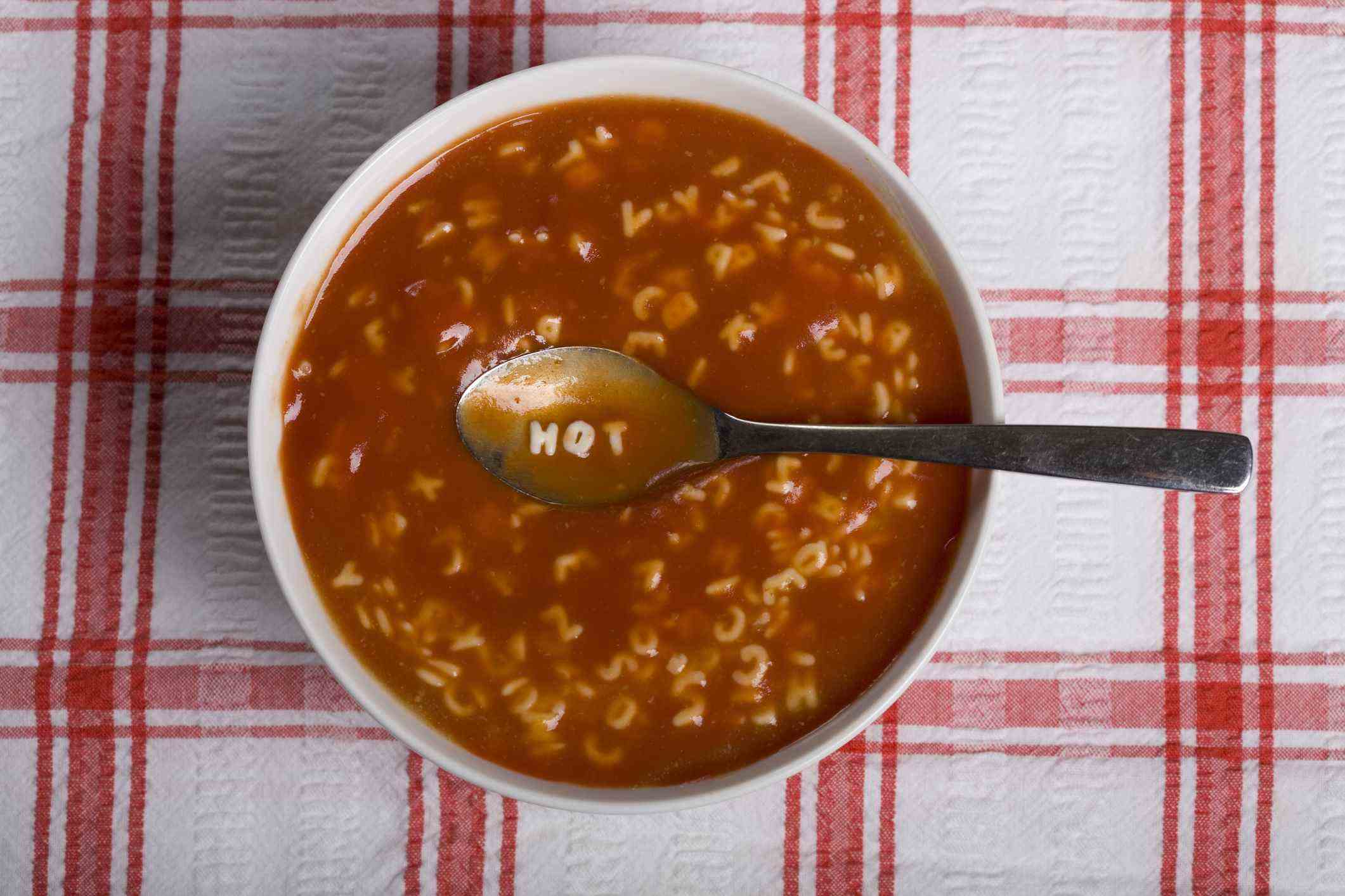 Soupe à l'alphabet avec le mot chaud énoncé sur la cuillère