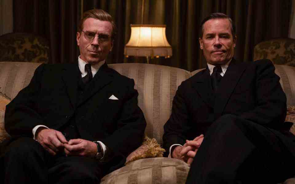 DAMIAN LEWIS comme Nicholas Elliott et GUY PEARCE comme Kim Philby.  - ITV