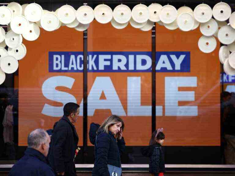 Les Canadiens retiennent leurs dépenses lors des offres du Black Friday et du Cyber ​​​​Monday alors que les ventes chutent