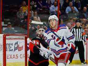 Le défenseur des Rangers de New York Adam Fox (23 ans) et le gardien de but des Sénateurs d'Ottawa Cam Talbot (33 ans) suivent la rondelle en deuxième période.