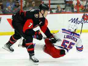 L'ailier gauche des Sénateurs d'Ottawa Brady Tkachuk (7) met en échec le défenseur des Rangers de New York Ryan Lindgren (55) au cours de la première période.