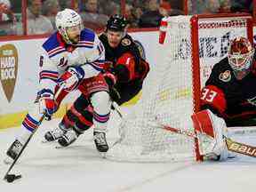 L'ailier gauche des Sénateurs d'Ottawa Brady Tkachuk (7) poursuit le centre des Rangers de New York Vincent Trocheck (16) tandis que le gardien Cam Talbot (33) suit le jeu en deuxième période.