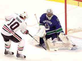 Le gardien des Canucks de Vancouver Roberto Luongo fait l'arrêt contre Patrick Sharp des Blackhawks de Chicago lors de la première période du match 6 de la demi-finale de la Conférence de l'Ouest de la LNH à Vancouver le 11 mai 2010.