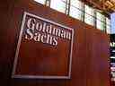 Le logo de Goldman Sachs est visible sur le parquet de la Bourse de New York.