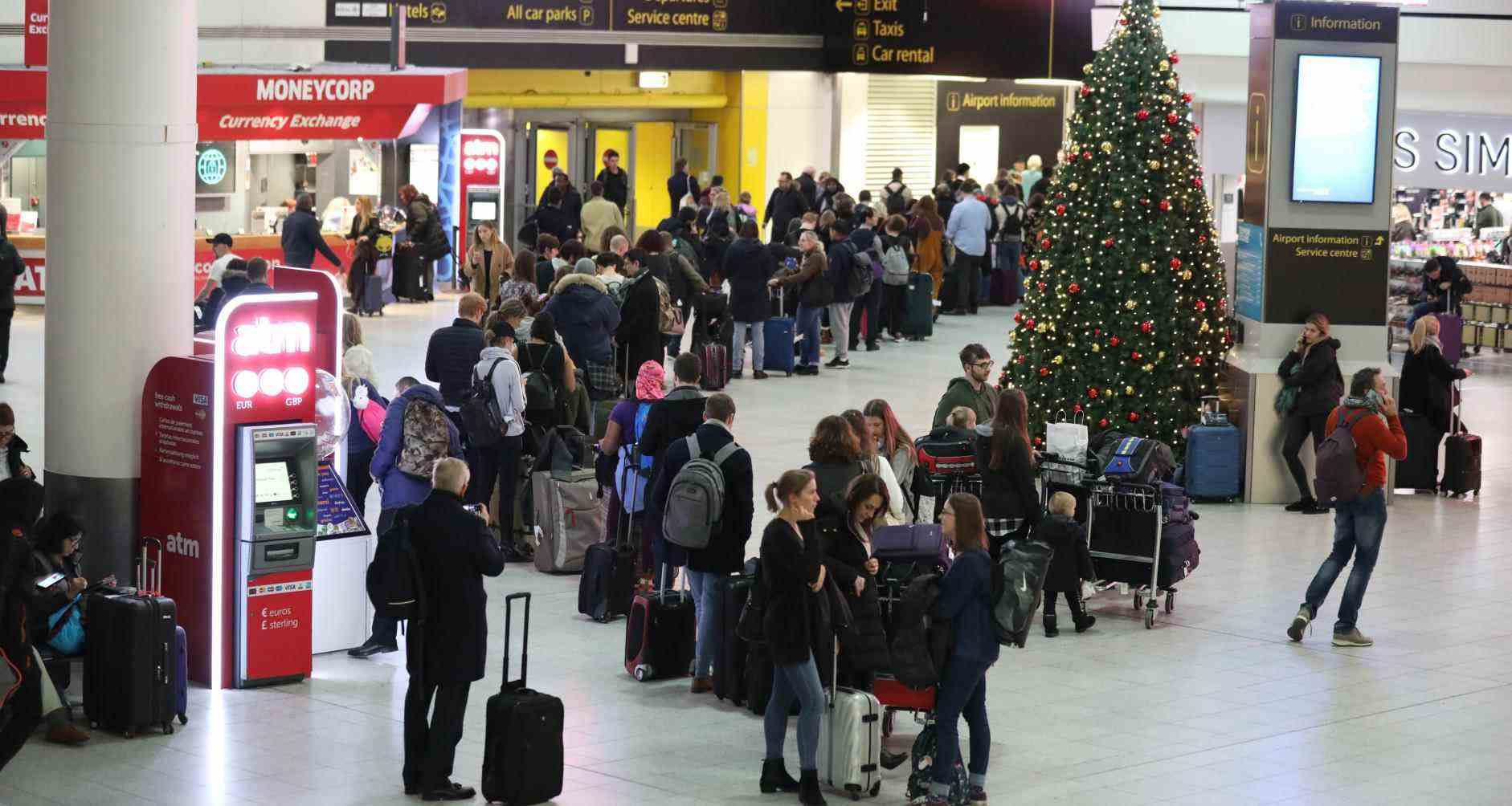 longue file d'attente à l'aéroport pendant les vacances, Adhésion Clear de six mois comme idée cadeau