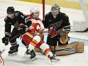 Andrew Mangiapane se bat pour se positionner devant le filet des Capitals de Washington lors d'un match le 25 novembre.