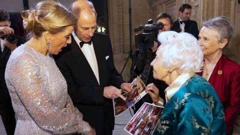 Le comte et la comtesse de Wessex rencontrent le photographe de la famille royale lors d’un spectacle de variétés