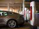 Un véhicule électrique Tesla Inc. se recharge à une station de suralimentation à Redondo Beach, en Californie. 