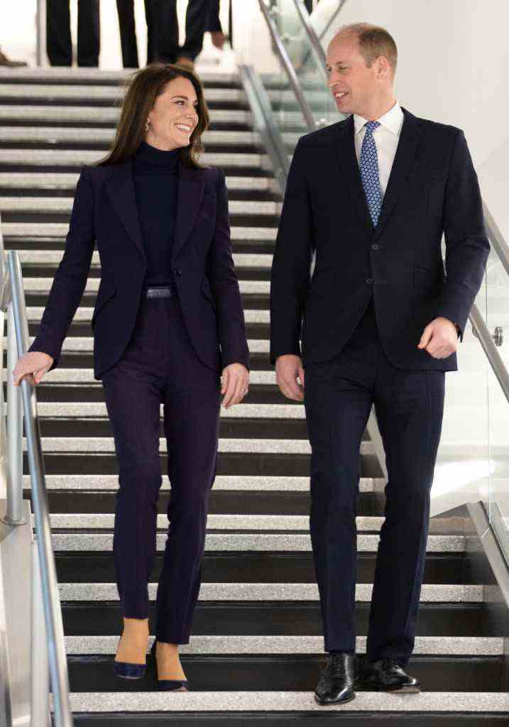 boston, massachusetts 30 novembre pas de ventes au royaume-uni pendant 28 jours après la date de création catherine, princesse de galles et prince william, le prince de galles arrive à l'aéroport international de logan le 30 novembre 2022 à boston, massachusetts le prince et la princesse de galles visitent la côte ville de boston pour assister à la deuxième cérémonie annuelle de remise des prix Earthshot, un événement qui célèbre ceux dont le travail aide à réparer la planète pendant leur voyage, qui durera trois jours, le couple royal découvrira également les défis environnementaux auxquels boston est confronté en rencontrant ceux qui luttent contre les effets du changement climatique dans la région photo de samir hussein poolwireimage