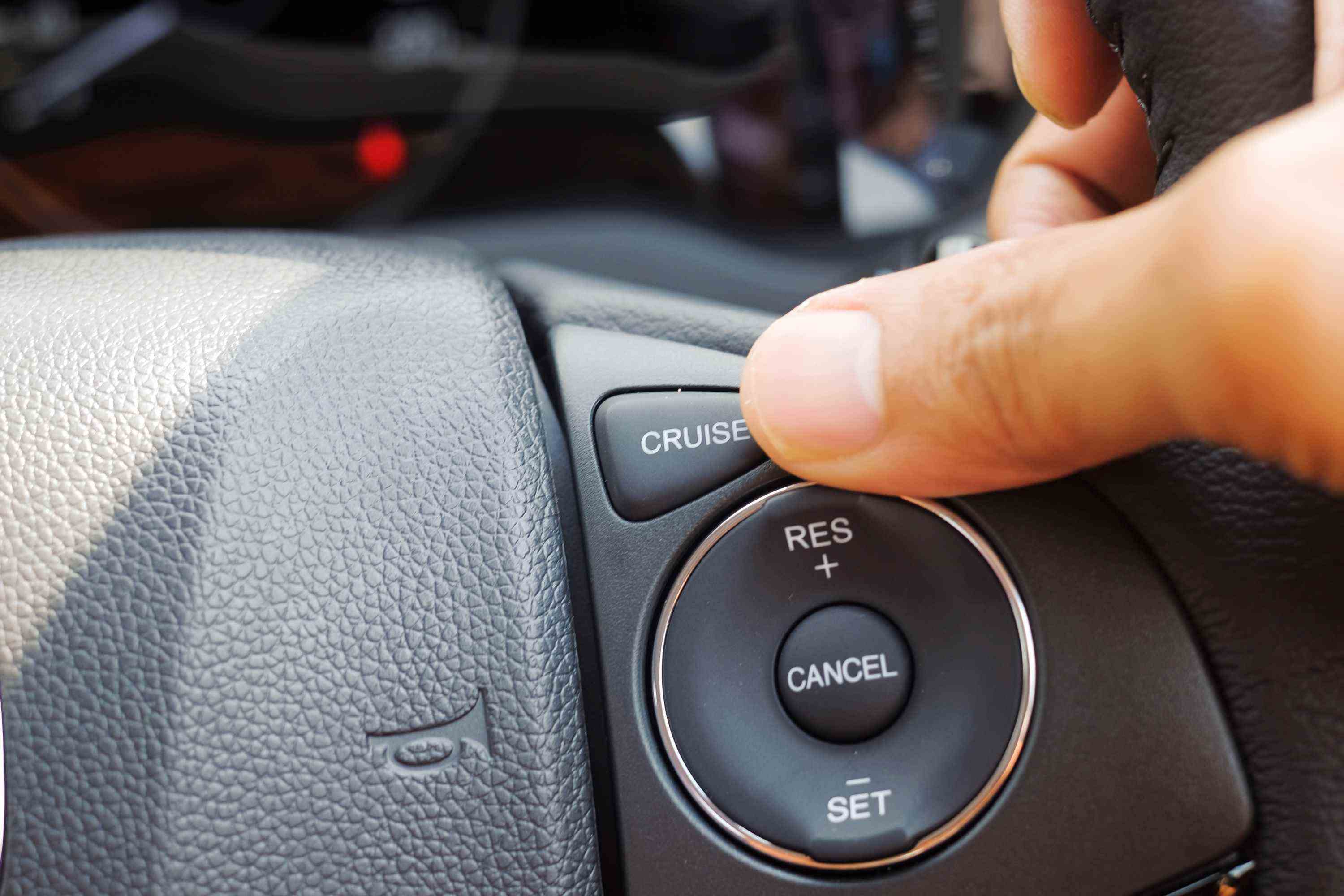 Bouton de régulateur de vitesse dans la voiture