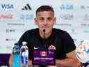 John Herdman, entraîneur-chef du Canada, prend la parole lors de la Conférence de presse du Canada au Centre principal des médias le 30 novembre 2022 à Doha, au Qatar.