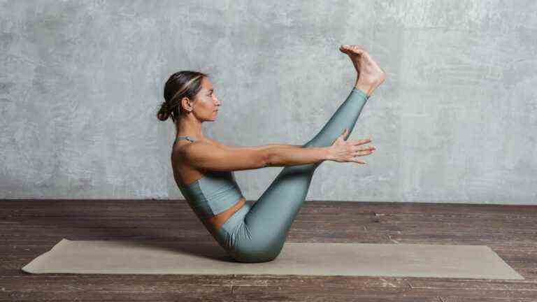 Je viens d’essayer cette séance d’entraînement Pilates simple et sans équipement lors d’un voyage – voici ce qui s’est passé