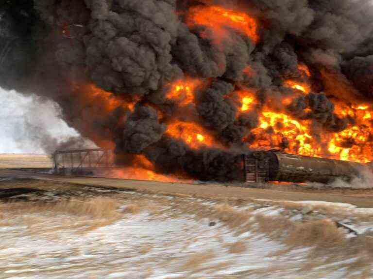 Ligne de train ouverte près de Macoun, en Saskatchewan, après un déraillement, le feu brûle toujours