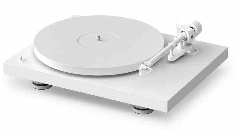 La platine vinyle blanche super élégante de Pro-Ject me ramène à l’époque de l’iPod classique