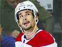 L'attaquant des Canadiens Sean Monahan regarde une vidéo en son honneur sur le tableau d'affichage du Scotiabank Saddledome de Calgary pendant la première période du match de jeudi soir.